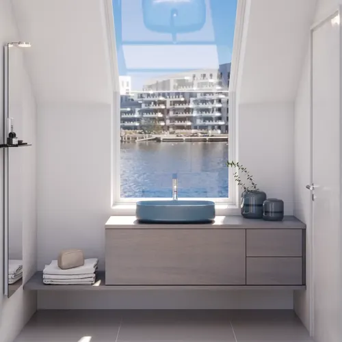 Lille badeværelse inspiration med bordplade på mål, elegant blå bordstående håndvask og firkantet figurspejl, der skaber et lyst og moderne rum.