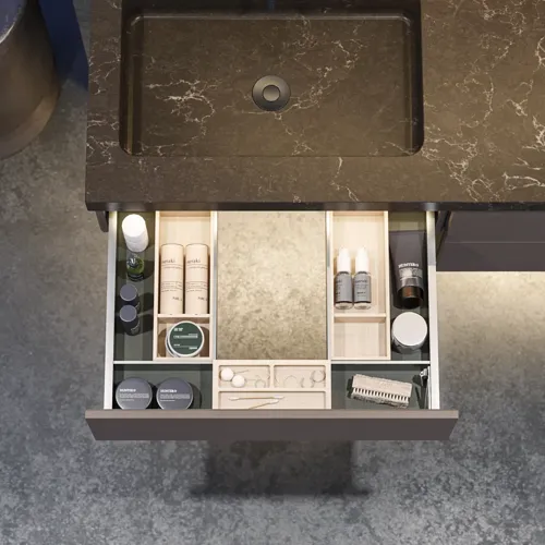 Stilrent og rummeligt badeværelse inspiration med stort rundt spejl med sort ramme, mørk stenvask, farvet toilet, overskab og åben reol i et sofistikeret og dæmpet design.