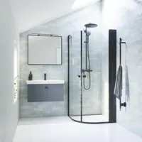 Badeværelse inspiration med grå vaskeskab med firkantet spejl med sort kant og lampe, afrundede brusedører i klart glas og profiler i sort mat, med elektrisk håndklædetørrer og badeværelseshylde.