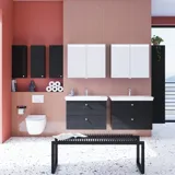 Stort badeværelse inspiration med badeværelsesmøbler i Sort Struktur med elegante håndvaske samt smukke spejlskabe med integreret lys, terrazzo gulv samt røde vægge og fliser giver et moderne og symmetrisk look.