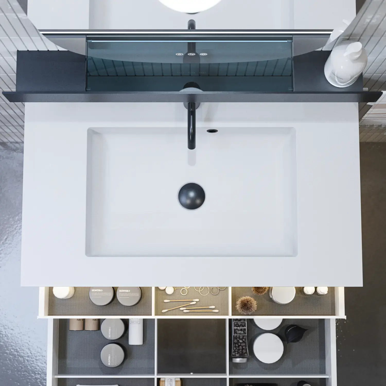 Stilfuld badeværelse inspiration med beige vaskeskab med inderskuffe, overskab, åben reol, oval spejl med belysning, matchende pendler, hylde under spejlet, og væghængt toilet. Vægge med lyse, aflange fliser.