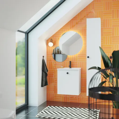 Badeværelse med skrå loft inspiration med lille hvidt vaskeskab samt højskab med runde sorte greb, samt smukt rundt spejl, orange fliser giver et friskt og moderne udtryk.