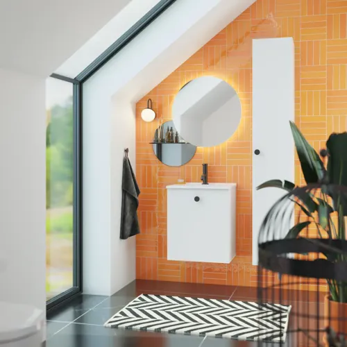 Badeværelse med skrå loft inspiration med lille hvidt vaskeskab samt højskab med runde sorte greb, samt smukt rundt spejl, orange fliser giver et friskt og moderne udtryk.