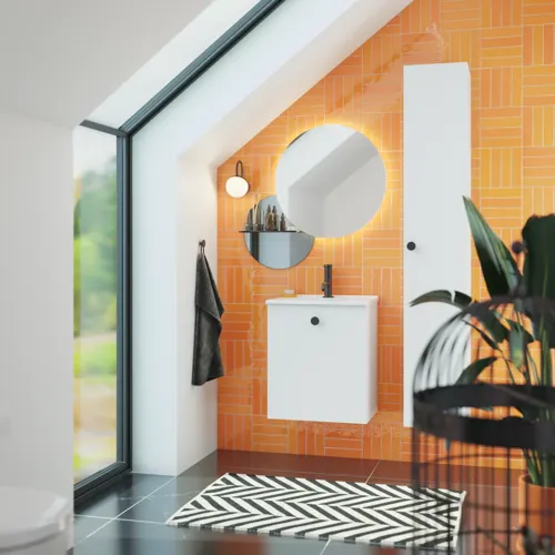 Badeværelse med skrå loft inspiration med lille hvidt vaskeskab samt højskab med runde sorte greb, samt smukt rundt spejl, orange fliser giver et friskt og moderne udtryk.
