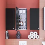 Stort badeværelse inspiration med badeværelsesmøbler i Sort Struktur med elegante håndvaske samt smukke spejlskabe med integreret lys, terrazzo gulv samt røde vægge og fliser giver et moderne og symmetrisk look.