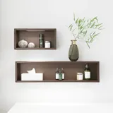 Nordisk stil badeværelse inspiration med vaskeskab og underskabe i røget eg, makeupplads, sidestillet håndvask, rundt messing spejl med ramme og synlige charmerende træbjælker.