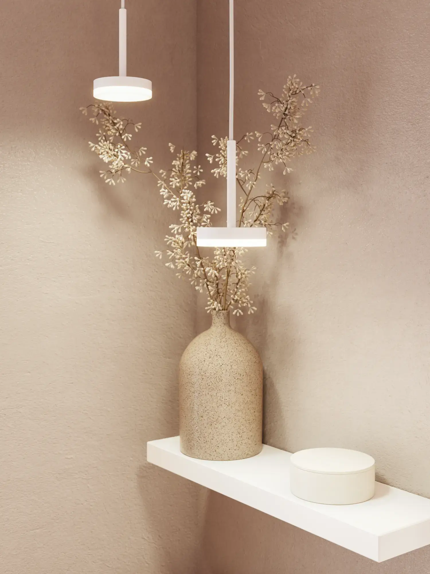 Badeværelse inspiration, hvor et lyserødt vaskeskab med integreret greb og en tynd elegant håndvask kombineres med et rundt spejl og lyserøde fliser, skaber en feminin og romantisk stil.