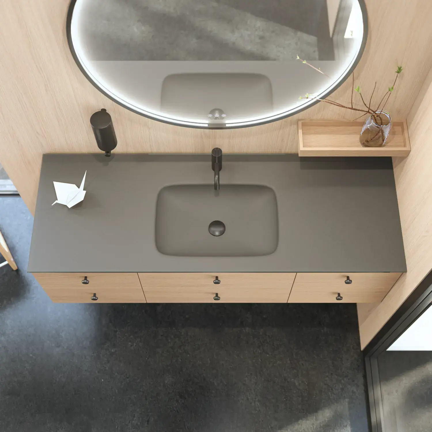 Stilfuldt badeværelse i skandinavisk og japandi indretningsstil med lyse trævægge, rundt spejl og minimalistiske badeværelsesmøbler.