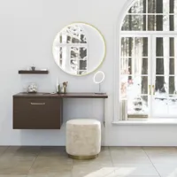 Nordisk stil badeværelse inspiration med vaskeskab og underskabe i røget eg, makeupplads, sidestillet håndvask, rundt messing spejl med ramme og synlige charmerende træbjælker.