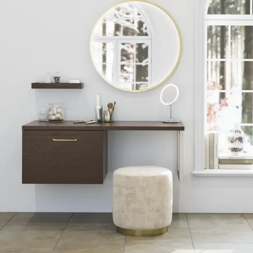 Nordisk stil badeværelse inspiration med vaskeskab og underskabe i røget eg, makeupplads, sidestillet håndvask, rundt messing spejl med ramme og synlige charmerende træbjælker.