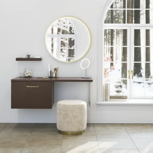 Nordisk stil badeværelse inspiration med vaskeskab og underskabe i røget eg, makeupplads, sidestillet håndvask, rundt messing spejl med ramme og synlige charmerende træbjælker.