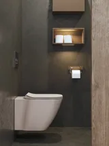 Stilrent og rummeligt badeværelse inspiration med stort rundt spejl med sort ramme, mørk stenvask, farvet toilet, overskab og åben reol i et sofistikeret og dæmpet design.