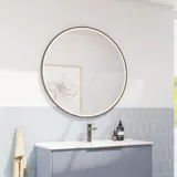 Badeværelse inspiration med aflange lyseblå fliser og betongulv, elegant vaskeskab i lys blå og smukke smalle striber, stilren og tynd håndvask, dobbelt højskab med smukke smalle striber, samt minimalistisk rundt spejl med sort kant og lys.