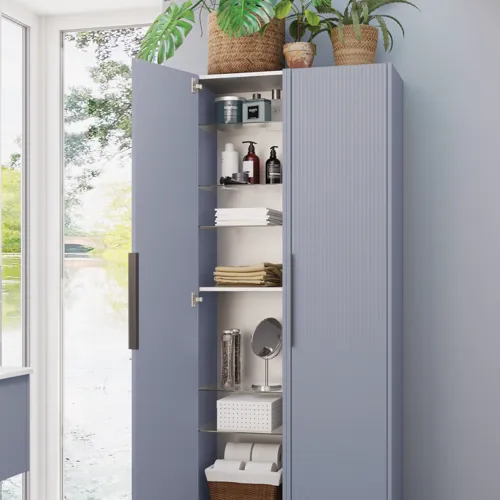 Badeværelse inspiration med dobbelt højskab i lys blå med smukke smalle striber, moderne sorte greb, og fem flytbare glashylder, som tilsammen tilføjer elegance og praktik til dit badeværelse.