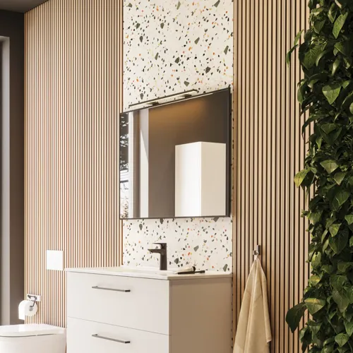Stort badeværelse inspiration med badeværelsesmøbler i mat hvid med elegant håndvask samt firkantet spejl med sort kant og lampe, terrazzo væg- og gulv samt planter på væggen giver et moderne og sofistikeret udtryk.