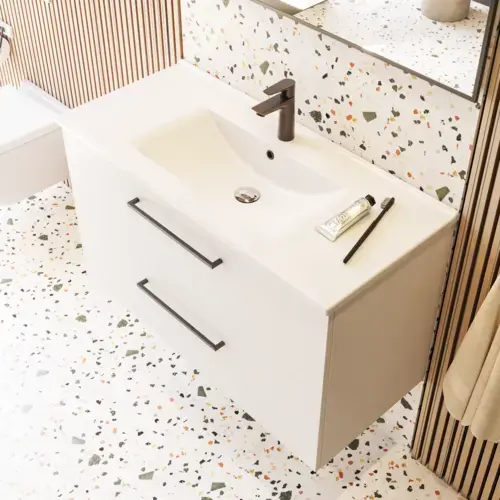 Stort badeværelse inspiration med badeværelsesmøbler i mat hvid med elegant håndvask samt firkantet spejl med sort kant og lampe, terrazzo væg- og gulv samt planter på væggen giver et moderne og sofistikeret udtryk.