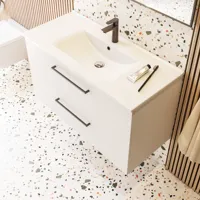 Stort badeværelse inspiration med badeværelsesmøbler i mat hvid med elegant håndvask samt firkantet spejl med sort kant og lampe, terrazzo væg- og gulv samt planter på væggen giver et moderne og sofistikeret udtryk.