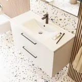 Stort badeværelse inspiration med badeværelsesmøbler i mat hvid med elegant håndvask samt firkantet spejl med sort kant og lampe, terrazzo væg- og gulv samt planter på væggen giver et moderne og sofistikeret udtryk.
