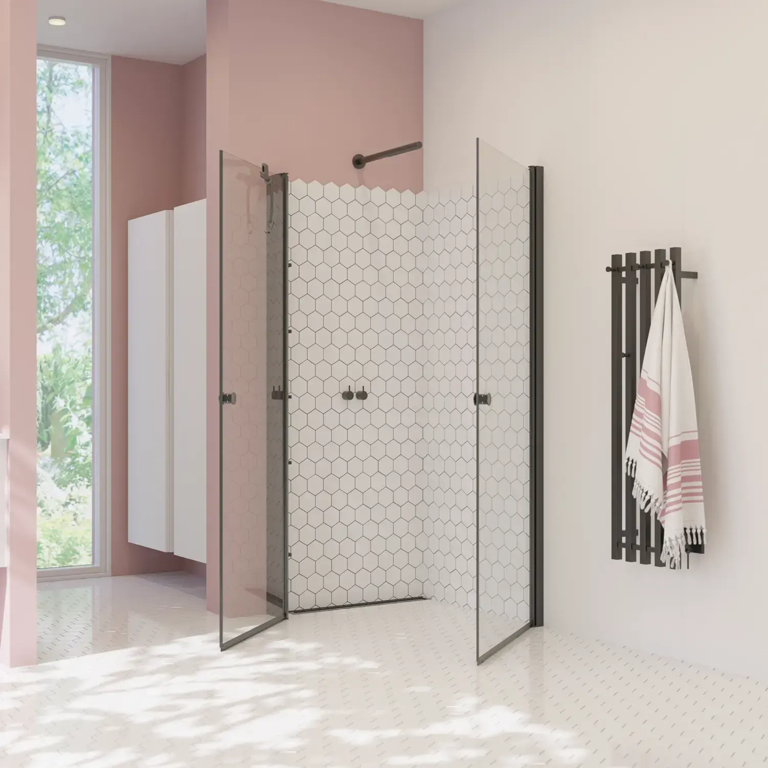 Stort badeværelse inspiration med hvide badeværelsesmøbler, firkantet spejl, og bruseafskærmning med svingdører med klart glas og profiler i mat sort samt elegant elektrisk håndklædetørrer.