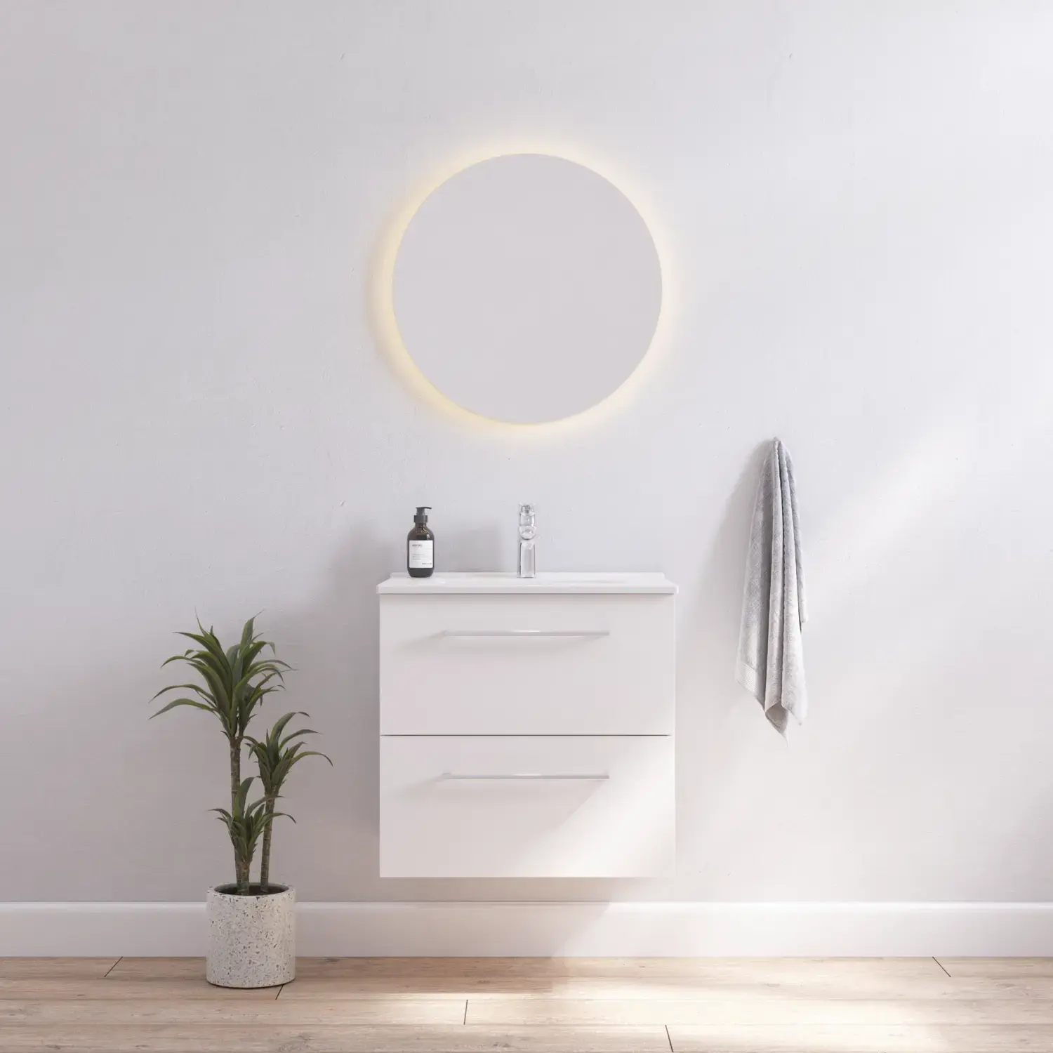 Badeværelse inspiration med smalt hvidt vaskeskab med hvide greb samt elegant håndvask med smukt rundt spejl med lys, hvide vægge og trægulv giver et lyst og minimalistisk udtryk.