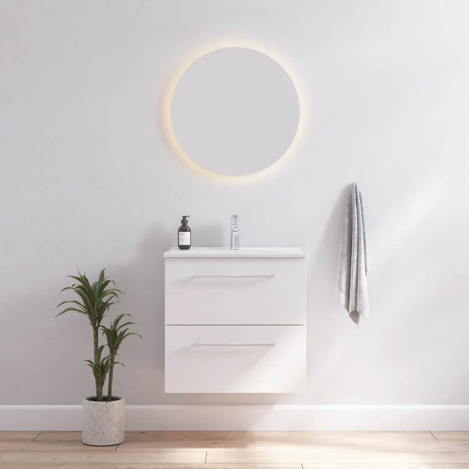 Badeværelse inspiration med smalt hvidt vaskeskab med hvide greb samt elegant håndvask med smukt rundt spejl med lys, hvide vægge og trægulv giver et lyst og minimalistisk udtryk.