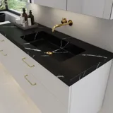 Stort badeværelse inspiration med elegant stenvask i Eternal Marquina med stilrent hvidt vaskeskab med messinggreb samt smukt spejlskab, der med stengulv giver et eksklusivt og moderne udtryk.