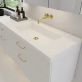 Stort badeværelse inspiration med elegant stenvask i Blanco Zeus med stilrent hvidt vaskeskab med messinggreb samt smukt spejlskab, der med stengulv giver et eksklusivt og moderne udtryk.