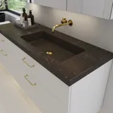 Stort badeværelse inspiration med elegant stenvask i Calypso med stilrent hvidt vaskeskab med messinggreb samt smukt spejlskab, der med stengulv giver et eksklusivt og moderne udtryk.