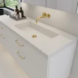 Stort badeværelse inspiration med elegant sidestillet stenvask i Desert Silver med stilrent hvidt vaskeskab med messinggreb samt smukt spejlskab, der med matchende stengulv giver et eksklusivt og moderne udtryk.