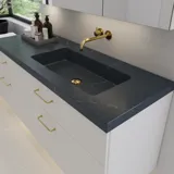 Stort badeværelse inspiration med elegant stenvask i Charcoal Soapstone med stilrent hvidt vaskeskab med messinggreb samt smukt spejlskab, der med stengulv giver et eksklusivt og moderne udtryk.