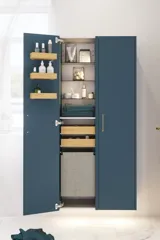 Badeværelse inspiration med badeværelsesmøbler i moderne blå farve, elegant bordstående vask og stort firkantet spejl med lys, hvide sildebensfliser giver et stilfuldt og klassisk udtryk
