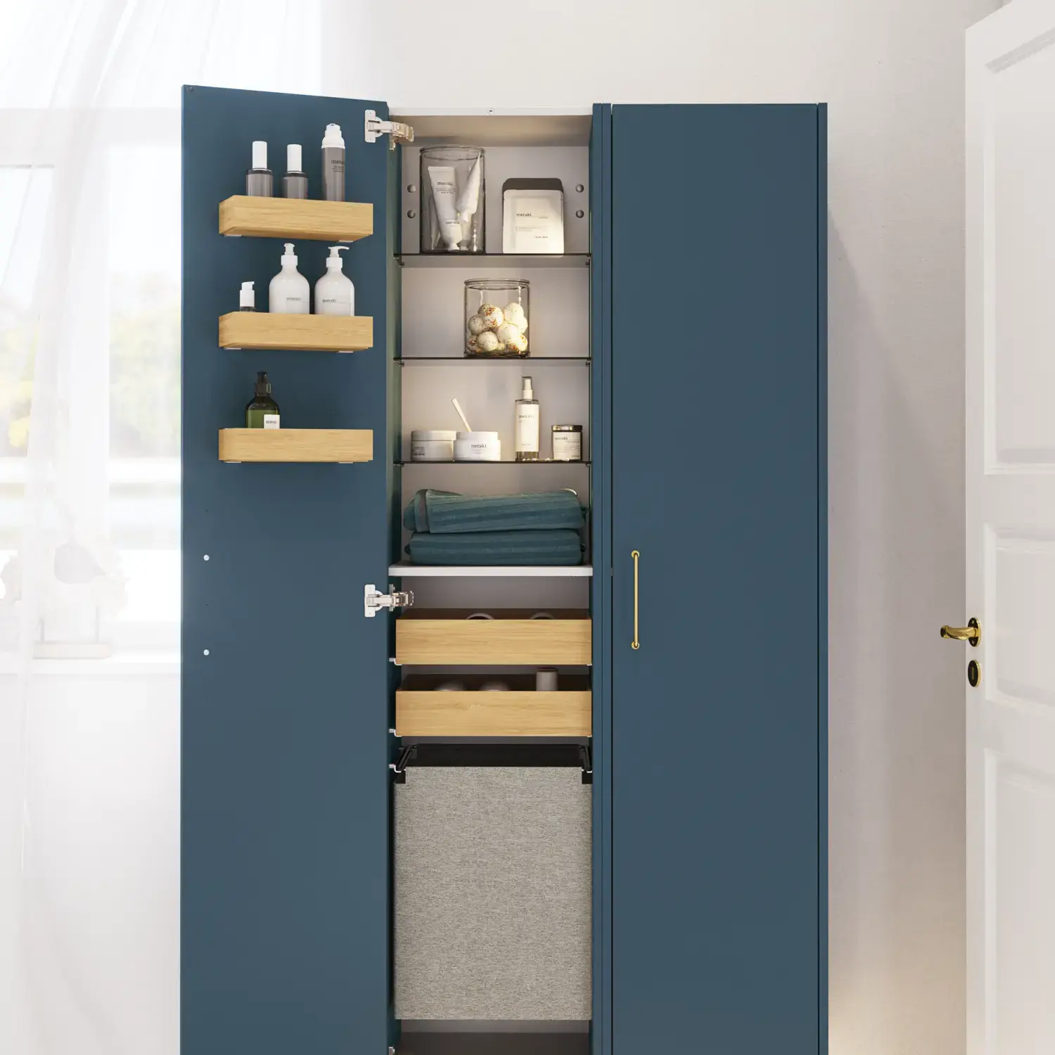Badeværelse inspiration med badeværelsesmøbler i moderne blå farve, elegant bordstående vask og stort firkantet spejl med lys, hvide sildebensfliser giver et stilfuldt og klassisk udtryk