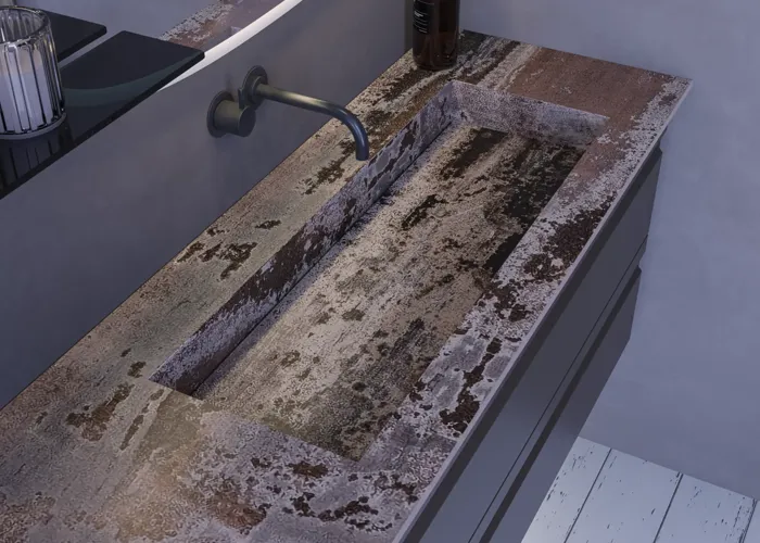 Stort badeværelse inspiration med grå vaskeskab med integreret greb, stilfuld sidestillet håndvask, firkantet spejl med afrundede hjørner, vægge i beton look samt rå materialer giver et urban udtryk