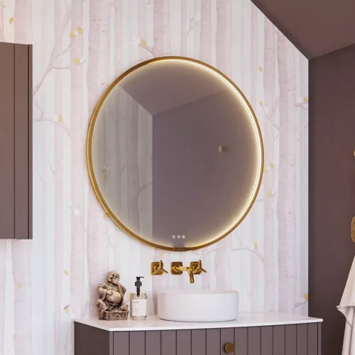 Badeværelse inspiration, vaskeskab og overskabe i lilla specialfarve med elegante riller, tynd stilfuld bordplade med bordstående håndvask, stort smukt spejl med messing kant, fliser og vægge i lilla nuancer giver et romantisk og feminint udtryk