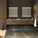 Stort badeværelse inspiration med vaskeskabe og trælameller i brun eg, fritstående badekar, og firkantede spejle med lys, elegant dobbelthåndvask giver et moderne og symmetrisk look
