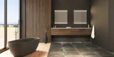 Stort badeværelse inspiration med vaskeskabe og trælameller i brun eg, fritstående badekar, og firkantede spejle med lys, elegant dobbelthåndvask giver et moderne og symmetrisk look