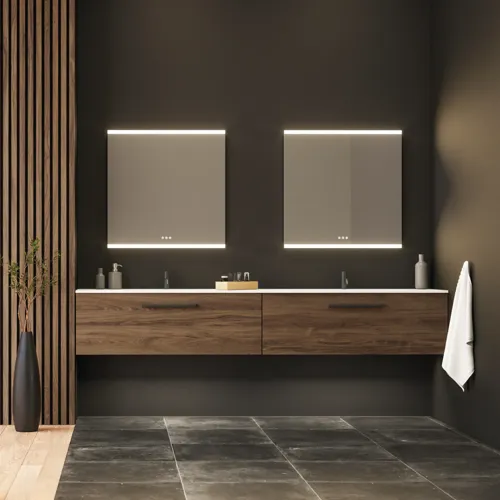 Stort badeværelse inspiration med vaskeskabe og trælameller i brun eg, fritstående badekar, og firkantede spejle med lys, elegant dobbelthåndvask giver et moderne og symmetrisk look