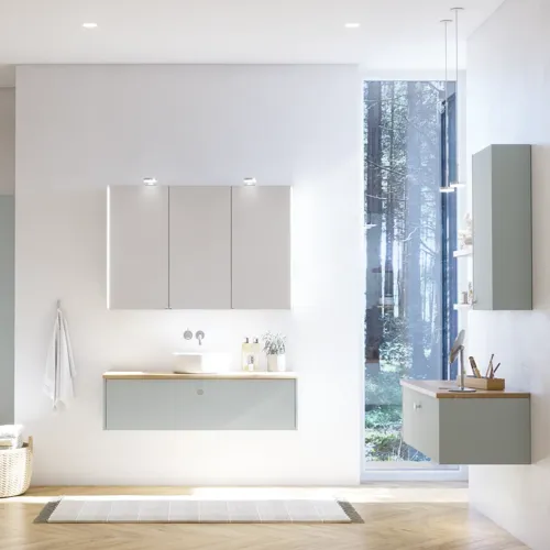 Stort badeværelse inspiration i nordisk stil med badeværelsesmøbler i lys blå farve og træbordplade med elegant bordstående håndvask, sildebensgulv i træ, der skaber en lys og klassisk stil