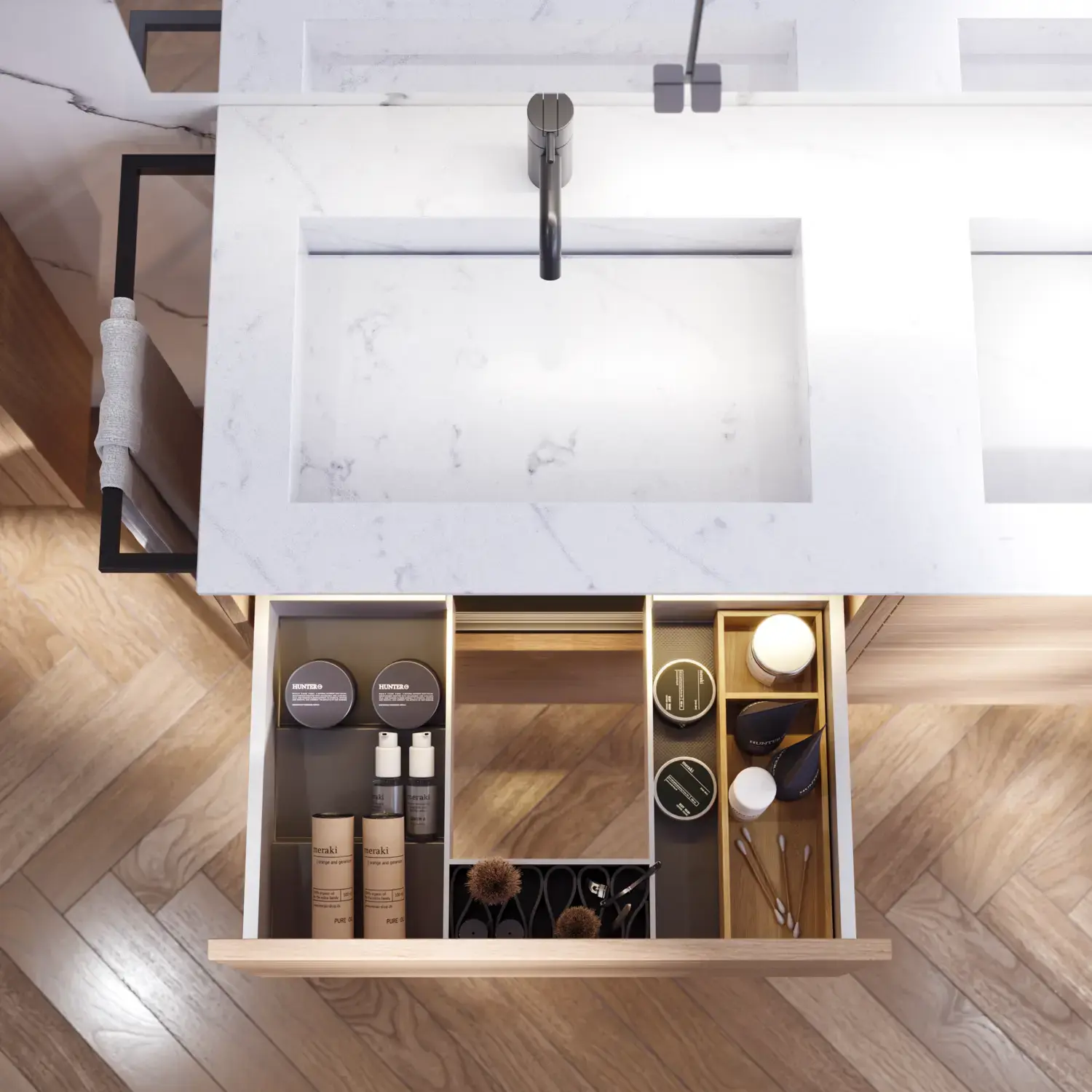 Badeværelse inspiration med vaskeskabe samt overskabe i lys eg med lameller, elegant dobbelt håndvask, smukt spejlskab med lys, sildebensgulv i lys træ og hvid marmorvæg giver et klassisk, lyst og stilrent udtryk.