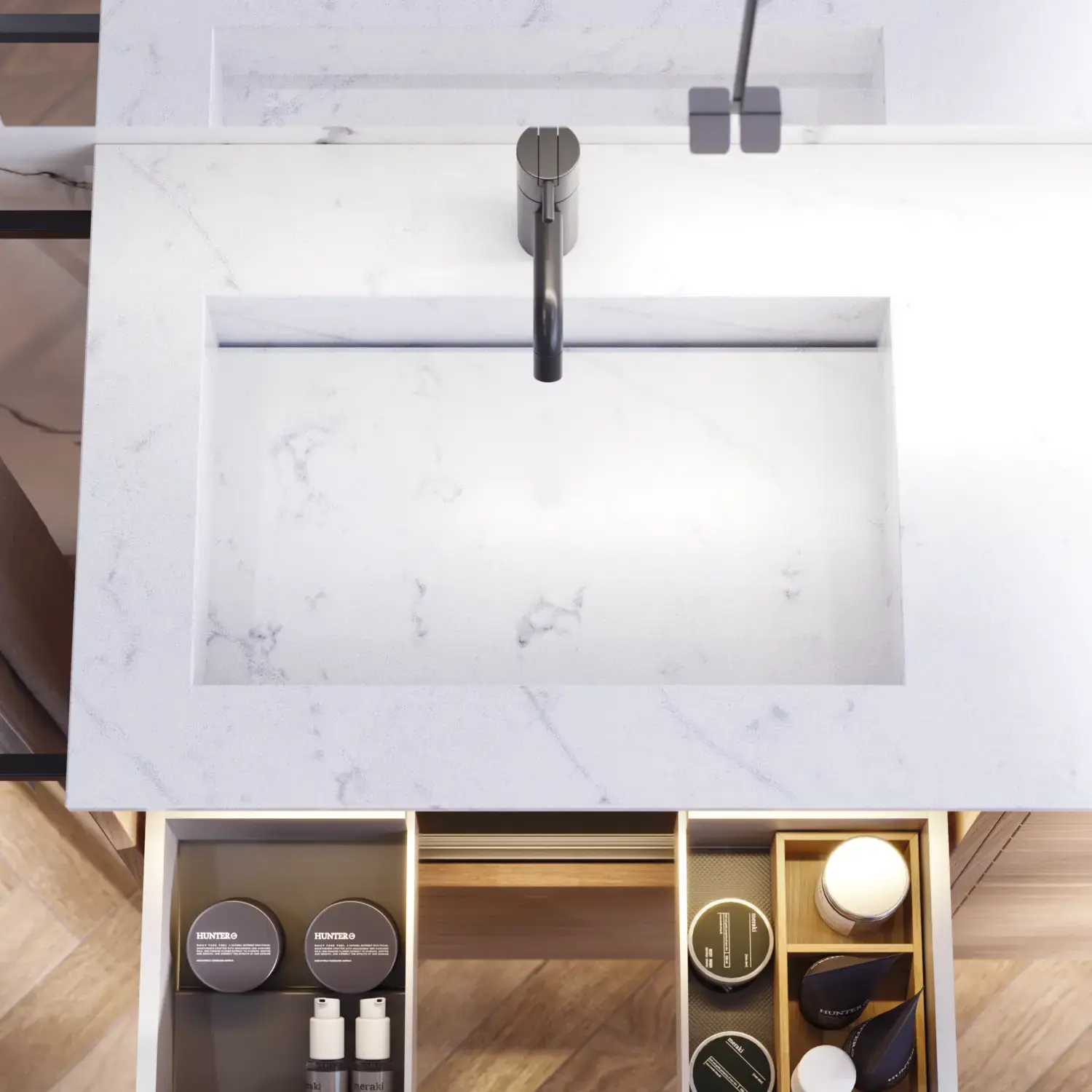 Badeværelse inspiration med vaskeskabe samt overskabe i lys eg med lameller, elegant dobbelt håndvask, smukt spejlskab med lys, sildebensgulv i lys træ og hvid marmorvæg giver et klassisk, lyst og stilrent udtryk.