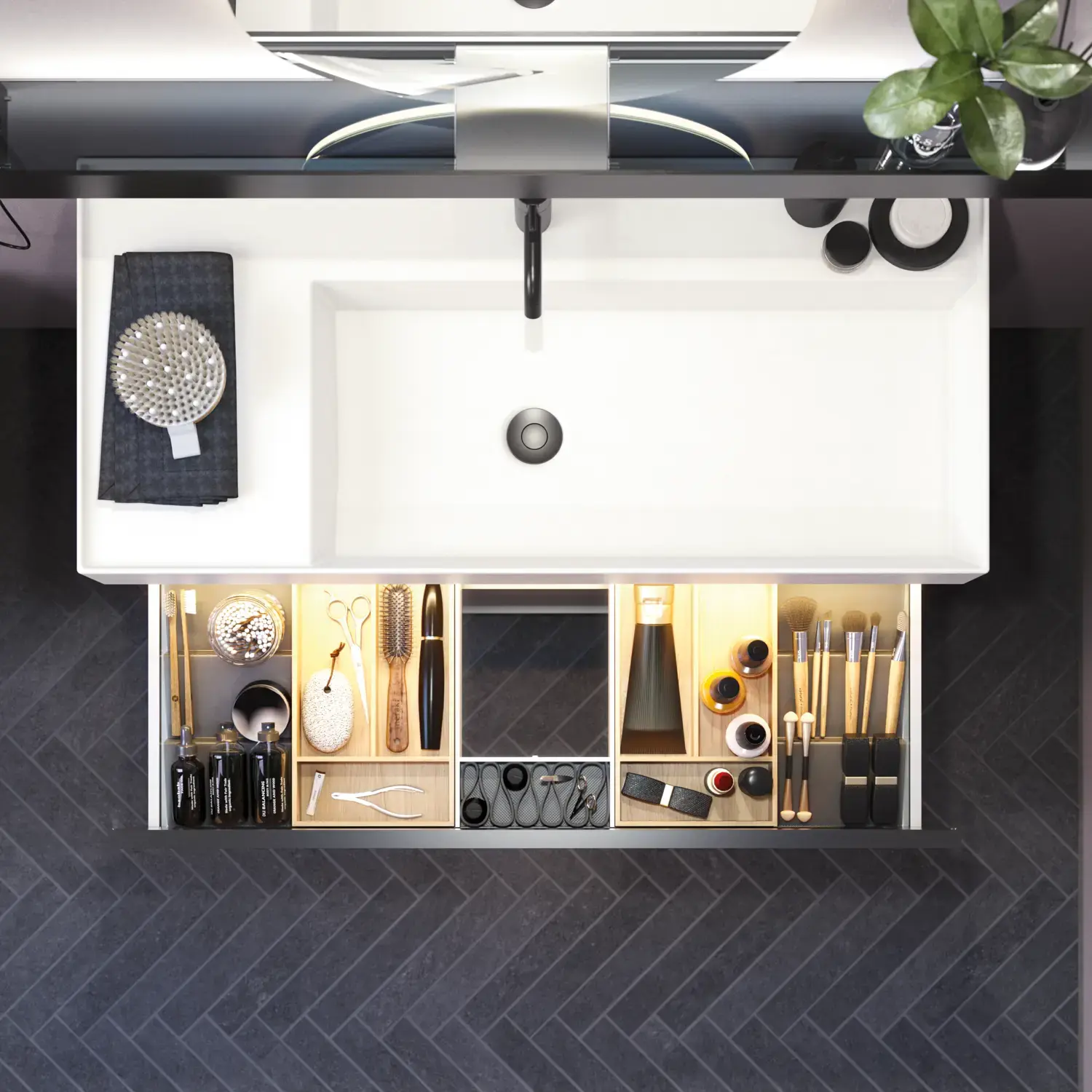 Badeværelse med skrå vægge inspiration, med badeværelsesmøbler i lilla med elegante rammefronter, flot ovalt spejl med lampe, smuk og praktisk hylde, samt lillamalet væg og gråt sildebensgulv, der giver et elegant og moderne udtryk.