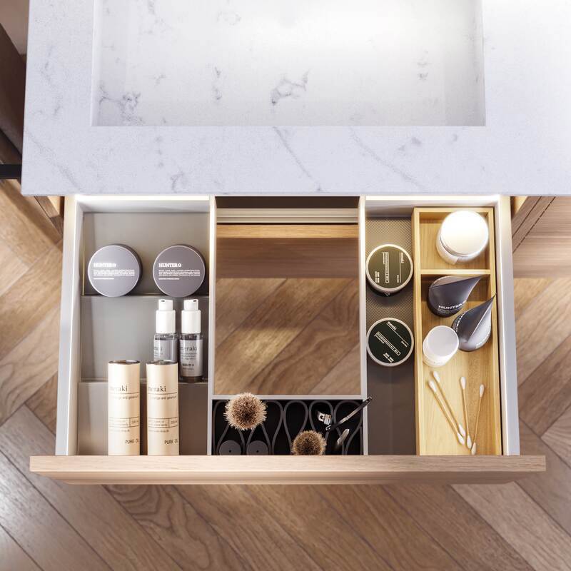 Badeværelse inspiration med grønne møbler i specialfarve med sider i natur eg, elegante riller, stilfuld bordplade med romantisk oval håndvask, smukt ovalt spejl og blomstret tapet giver et yndefuldt, vintage retro udtryk.
