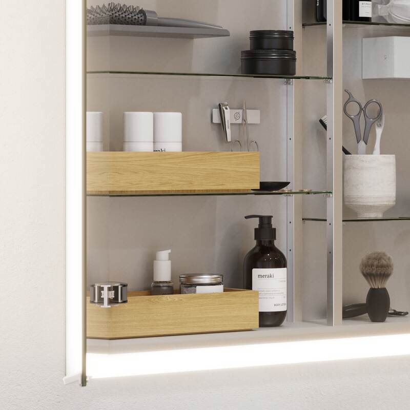 Stort badeværelse inspiration i moderne og minimalistisk stil med hvide badeværelsesmøbler og elegant sort bordplade med firkantede bordstående håndvaske, æstetiske og praktiske indbyggede spejlskabe med lysramme samt walk-in brusebad