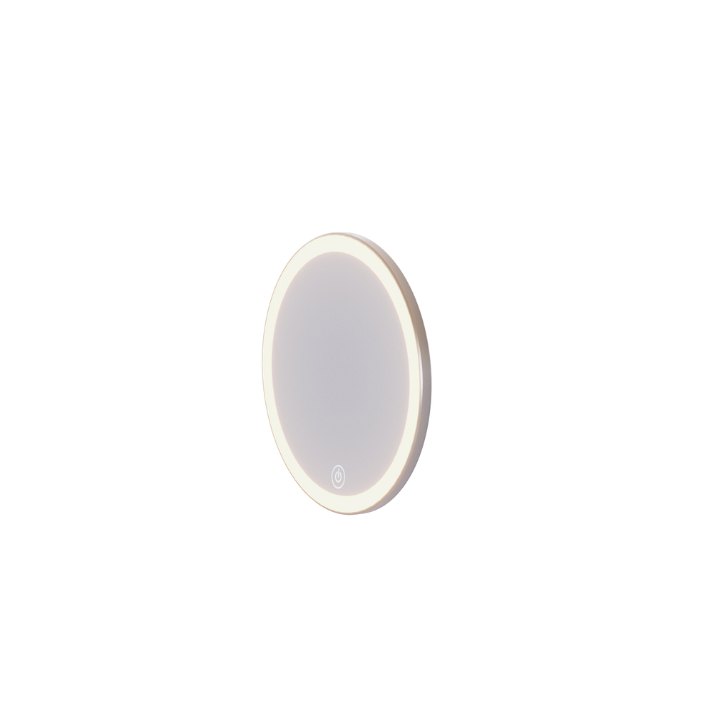 Lille badeværelse inspiration med vaskeskab og overskab over toilet i beige specialfarve, elegant spejlskab med integreret lys, de lyse farver og hvide gardin skaber en romantisk og feminin atmosfære.