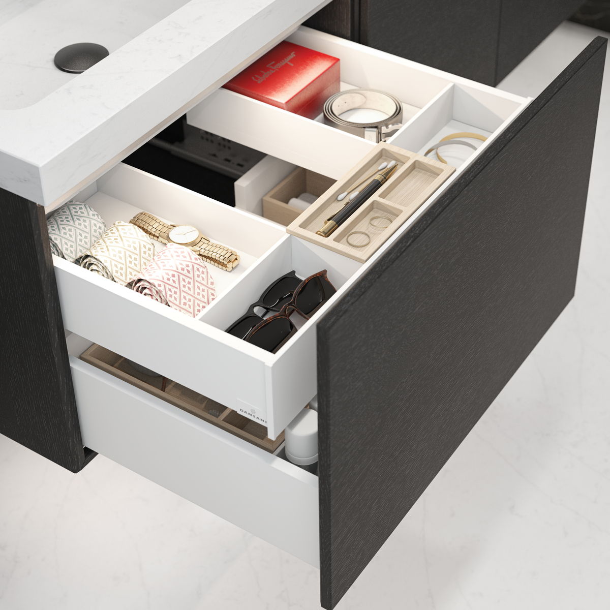 Stilfuld badeværelse inspiration med beige vaskeskab med inderskuffe, overskab, åben reol, oval spejl med belysning, matchende pendler, hylde under spejlet, og væghængt toilet. Vægge med lyse, aflange fliser